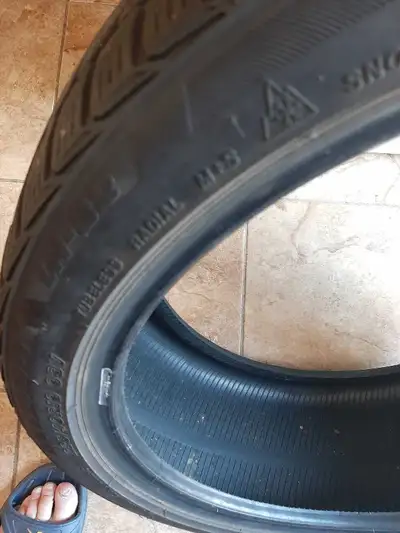 Je vends 4 pneus Bridgestone d'occasion 225/40R19,hiver avec housse de transports. idéal pour ceux q...