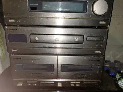 Mini chaine stéréo Onkyo de taille bookshelf a vendre. Vient avec récepteur R-05 AM/FM, double casse...