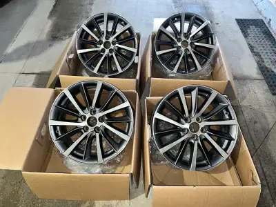 Original Toyota Highlander OEM 18-inch alloy rim in excellent condition. No bends, No cracks. Struct...