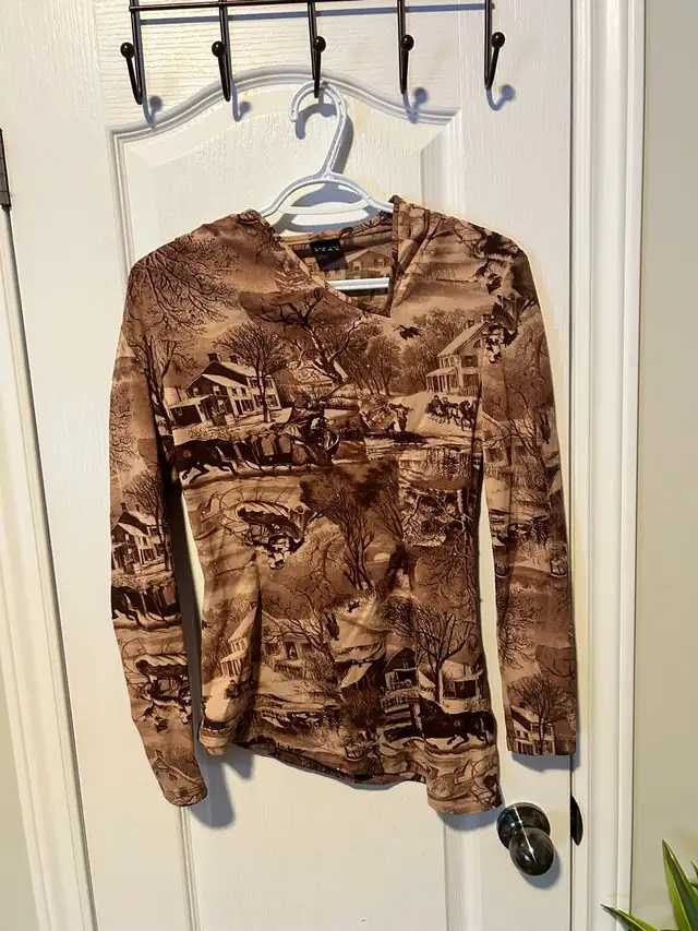 Vintage horse longsleeve (fits like a small/medium) in Women's - Tops & Outerwear in Barrie - Image 2