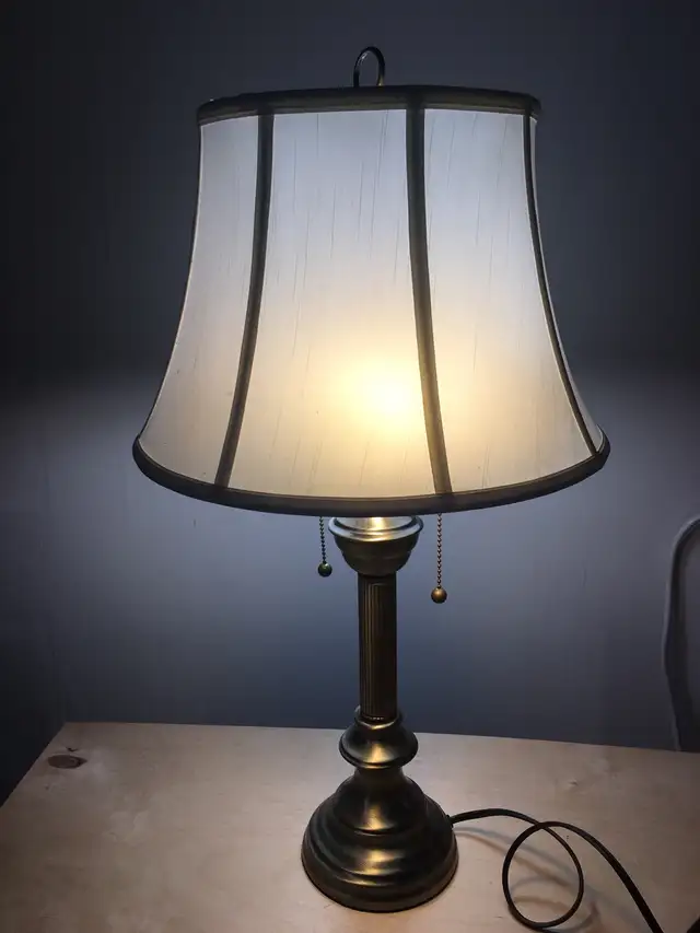 Table lamp in Indoor Lighting & Fans in City of Montréal - Image 2