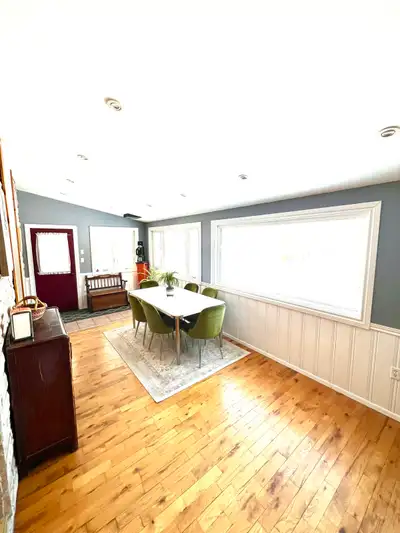 Apartment 2min drive to Waterdown on beautiful 2 acres. Still on bus route. 1 Bedroom with Separate...