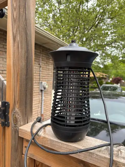This is a used Flowtron BK-15D bug zapper, perfect for keeping those pesky insects away during warm...