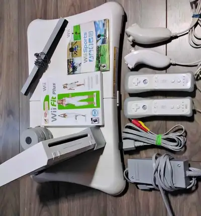 Console wii, planche et 4 manette et chargeur de batterie et plusieurs jeux Rock band ce et batterie...