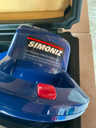Simoniz car buffer with various pads. Comes in a case for protection.