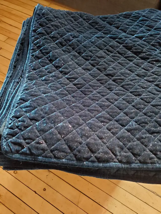 Queen Velvet Duvet in Bedding in Woodstock - Image 2