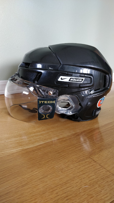 Bauer Men's XL Hockey Helmet with Visor *Price Negotiable* in Hockey in Nanaimo - Image 3