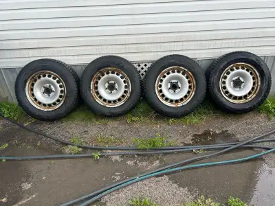 215/65/16 pirelli icezero (10/32) Bolt pattern 5x112 Était sur vw tiguan 2016 Les 4 pour 500$