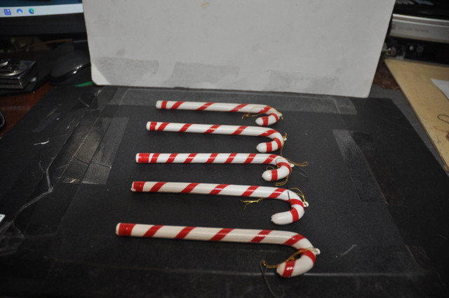 Vintage lot of 12 Candy Cane Christmas Ornaments for tree decora in Toys & Games in Victoriaville - Image 2