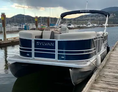 Our most popular pontoon fits up to 10 people. Exceptional floor plan and super-comfortable seating....