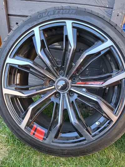Pneus d'été 19p. avec jantes. À vendre 1,500$ 235-40R19 Ils étaient sur camry 2018