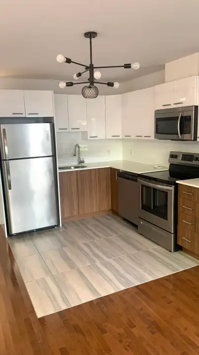 Situé dans un secteur paisible et recherché de Ville Mont-Royal, ce charmant condo 3 ½ semi-meublé o...