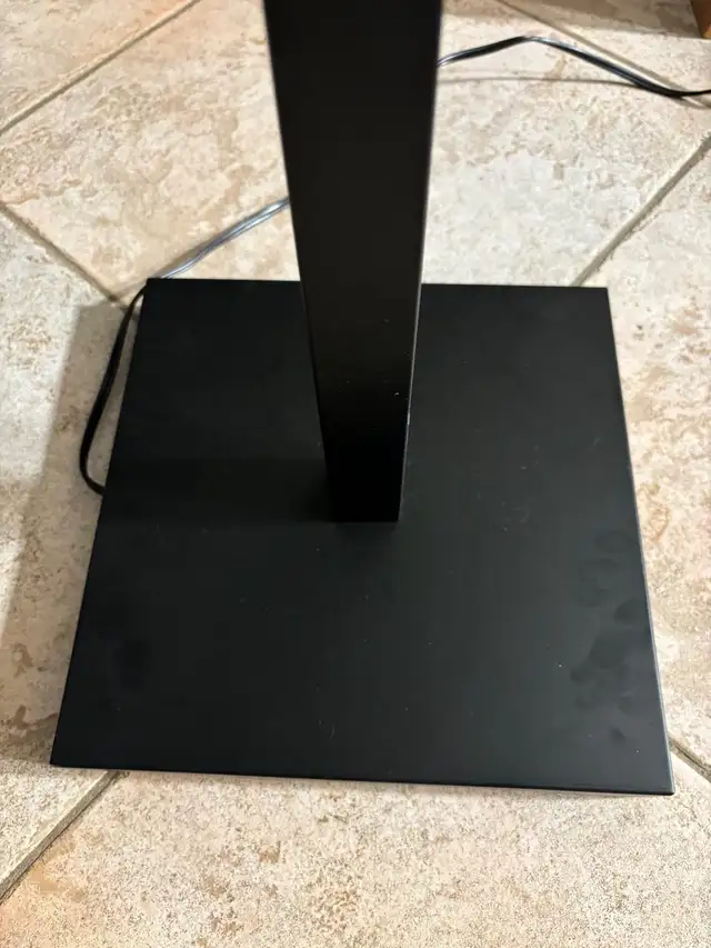 Floor lamp in Indoor Lighting & Fans in Markham / York Region - Image 4