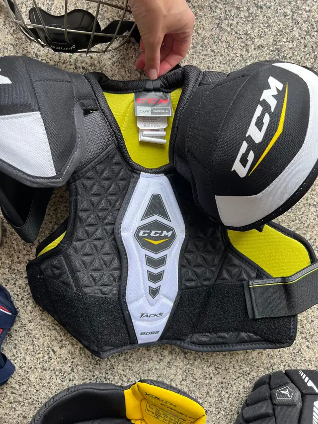 Youth Hockey Equipment (full set) in Hockey in Calgary - Image 3