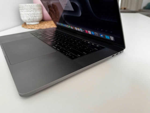 Apple MacBook Pro 15" Retina 6-Core i7 4.1GHz, 4GB Video, 512GB in Laptops in Victoria - Image 4