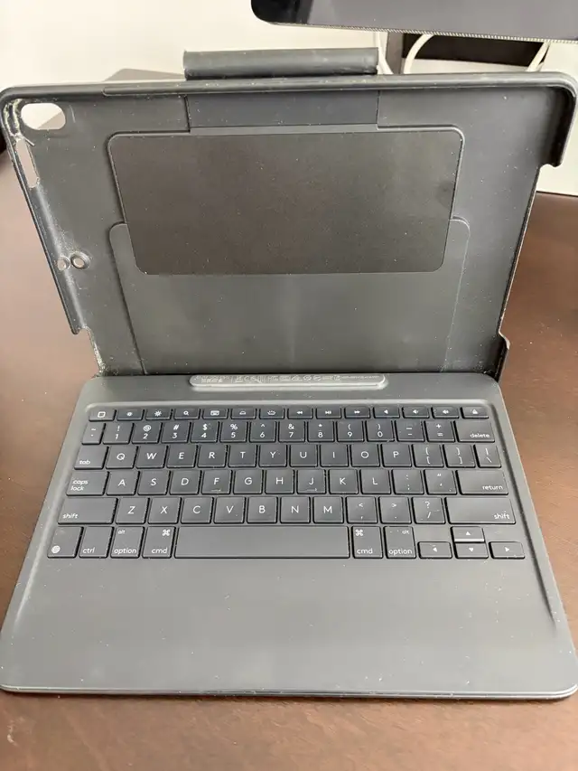 iPad Pro & Logitech keyboard case in iPad & Tablet Accessories in City of Toronto - Image 8