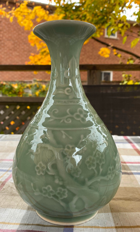 Chinese Celadon YuHuChun Ping Vase in Arts & Collectibles in Oakville / Halton Region - Image 2