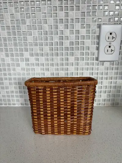Petit panier en rotin Parfait pour le rangement d'enveloppe ou document Small rattan basket Perfect...