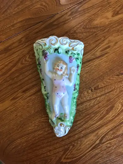 Ancien pot à fleurs mural