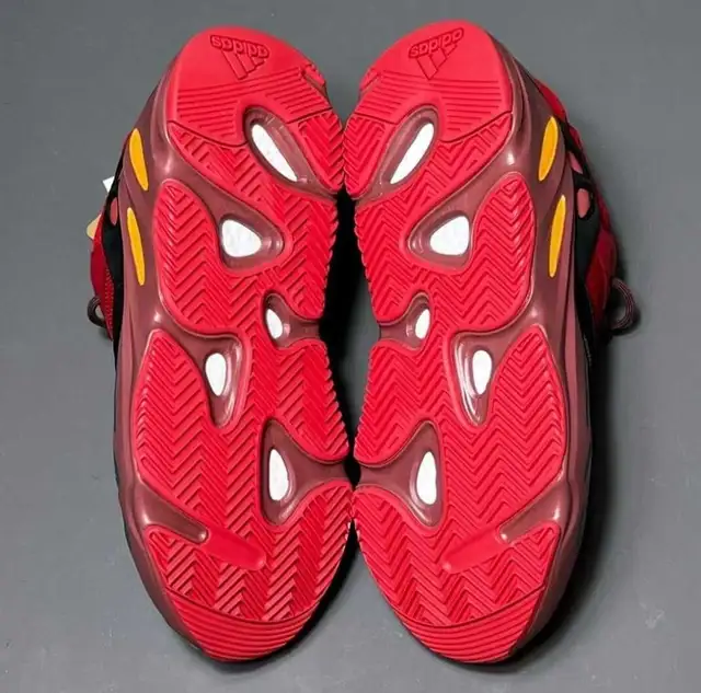 YEEZY 700 V1 "HI-RES RED" SIZE 11 in Men's Shoes in Mississauga / Peel Region - Image 6