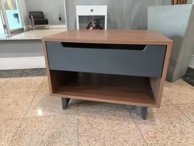 Modern Wooden Side Table with Drawer – Montreal Pickup Pickup: Bell Centre / Downtown Montréal Bonus...