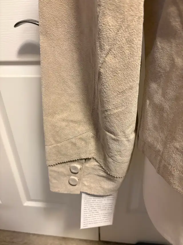 Woman’s Suede Jacket in Women's - Tops & Outerwear in Oakville / Halton Region - Image 5
