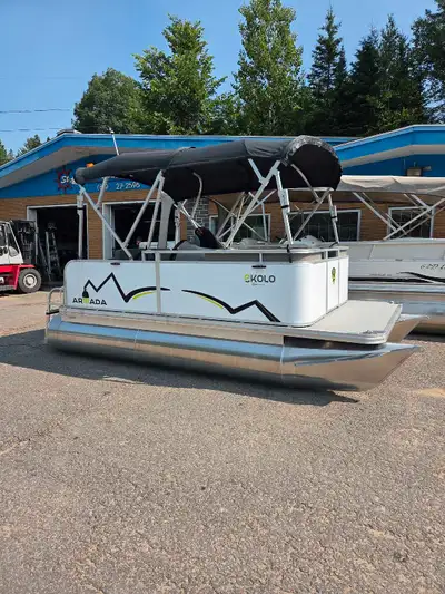 Très beau ponton E -kolo, idéal pour des sorties en famille ou entre amis. Equipé d'un moteur Minnko...