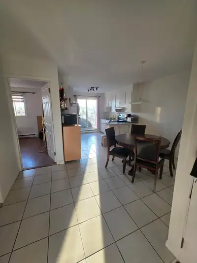 Laval, Grand 4 1/2 à louer, à 5 minutes à pied des METRO Concorde et Montmorency Disponible le 1er j...