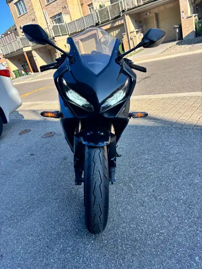 2021 cbr 650r Perfect condition!!! 24,190kms Full Akrapovic exhaust system (Sounds insane) Brand new...