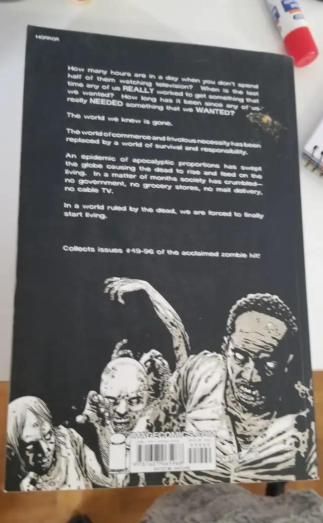 THE WALKING DEAD BOOK in Other in City of Toronto - Image 3