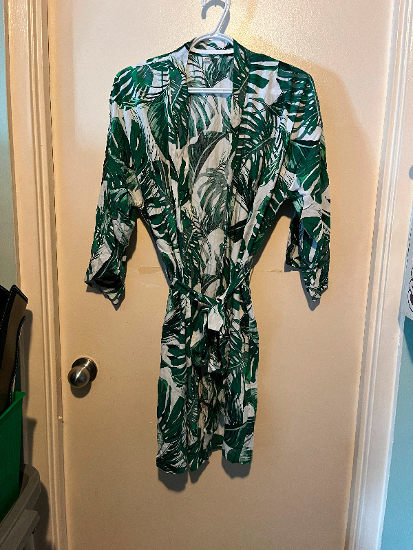 NWOT WOMENS TROPICAL LEAF ROBE in Women's - Other in Kitchener / Waterloo - Image 2