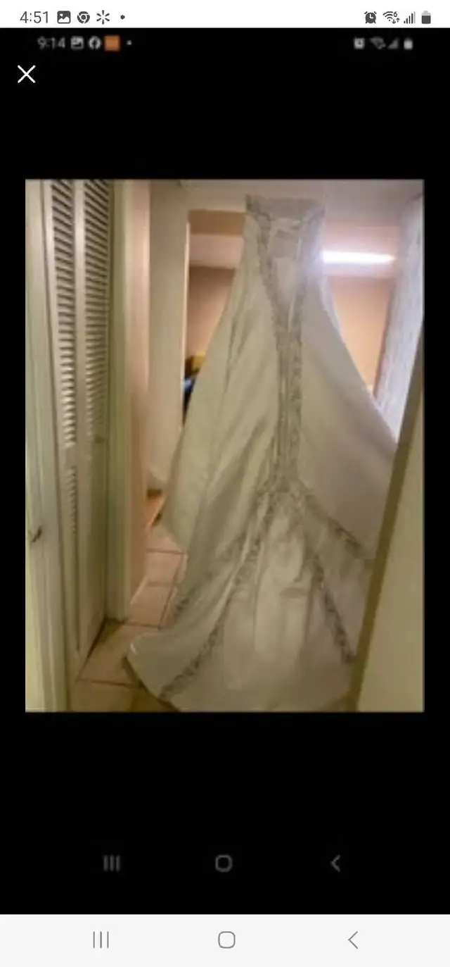 Weeding dress size medium  in Wedding in Calgary - Image 5