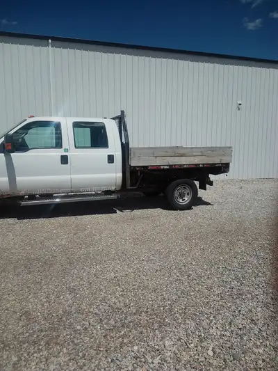 2012 Ford 350 6.2 l gas 4x4 flat deck 290000kms. Runs great A/C doesn't work. Newer tires and windsh...