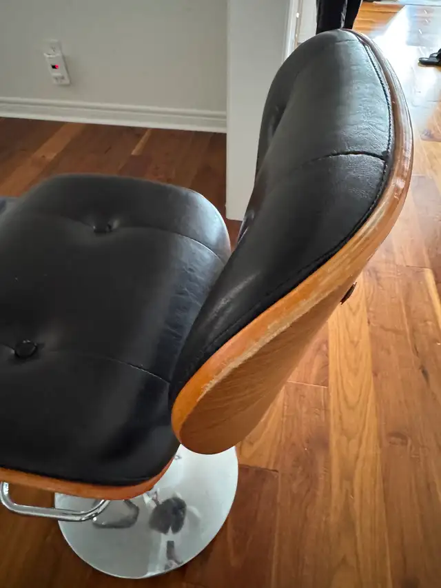 Black leather swinging bar stool in Chairs & Recliners in Mississauga / Peel Region - Image 4