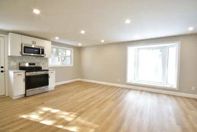 3 Bed&1Bath+2Parking, Main Floor, in Midland, private Deck, Oct1