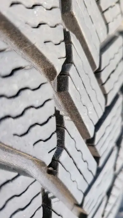 Michelin X- ICE snow suv 17" Great condition only used 1 season. Installed and balanced 225/65 R17 5...