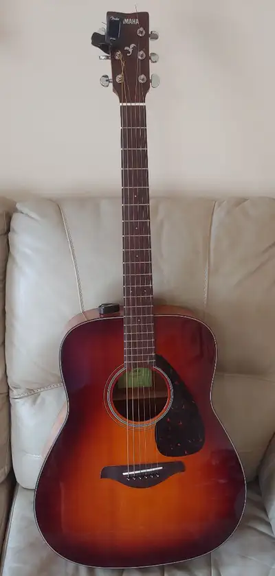 Yamaha 800 Acoustic Guitar, View more