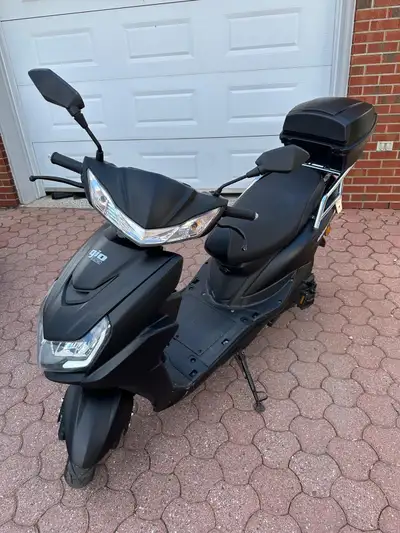 Nouvelle batterie acheter cette année à 850$ 2 casque de scooter gratuit . Une protection de miroir....