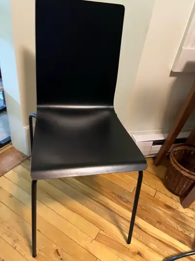En très bonne condition Je change de décor Venir chercher sur le plateau au 2e étage ou à l’île-Perr...