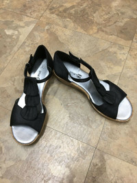 Girls black dress shoes Size 2 $15