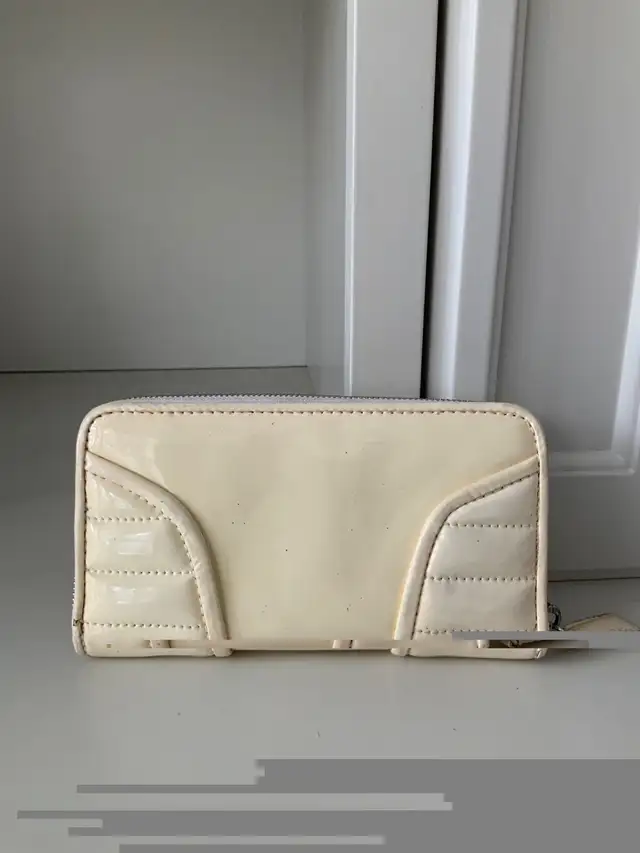 BURBERRY LONDON Patent Leather Cream Large Zip Around Wallet in Women's - Bags & Wallets in Oakville / Halton Region - Image 4