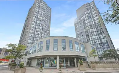 Amazing and bright open concept 1 bedroom condo with solarium. Recently renovated. The solarium can...