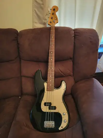 Fender Squier Bass, View more