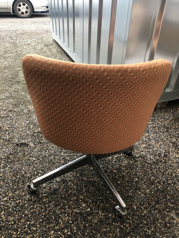 free cloth desk chair with caster wheels in Chairs & Recliners in Kelowna - Image 2