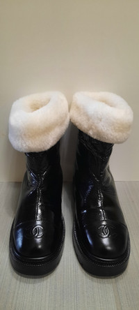Chanel ladies sheep fur winter boots.