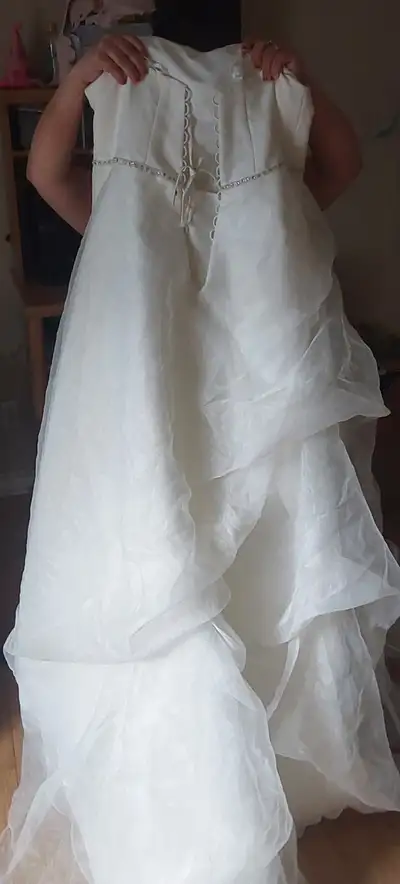 No longer need this dress its off white cash only can be worn strapless or with straps its a beautif...