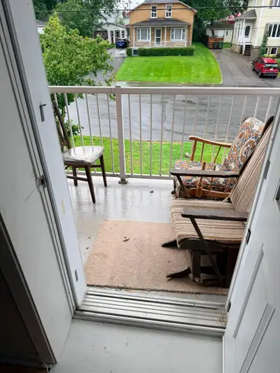 C’est un beau 4 1/2 situé au 57, rue Gaudet à Victoriaville 1e étage dans un immeuble tranquille et...