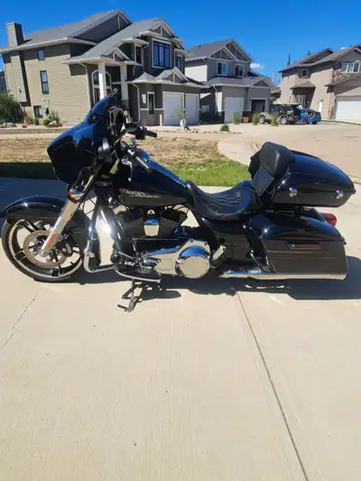 103 ci, 1 up tour pack, diffusion slip ons, 3 different size windshields, cruise control, blue tooth...