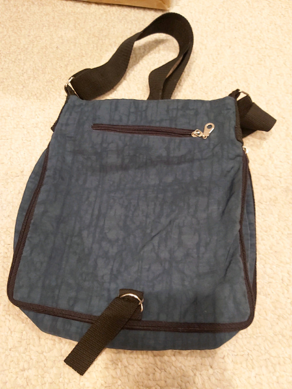 Faux (imitation) Kipling Crossbody Bag, Excellent Condition in Women's - Bags & Wallets in City of Toronto - Image 2