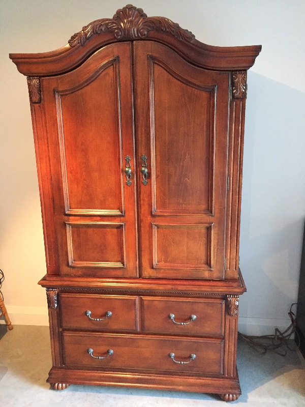 une armoire de rangement vêtements en bois exotique laqué Commodes et